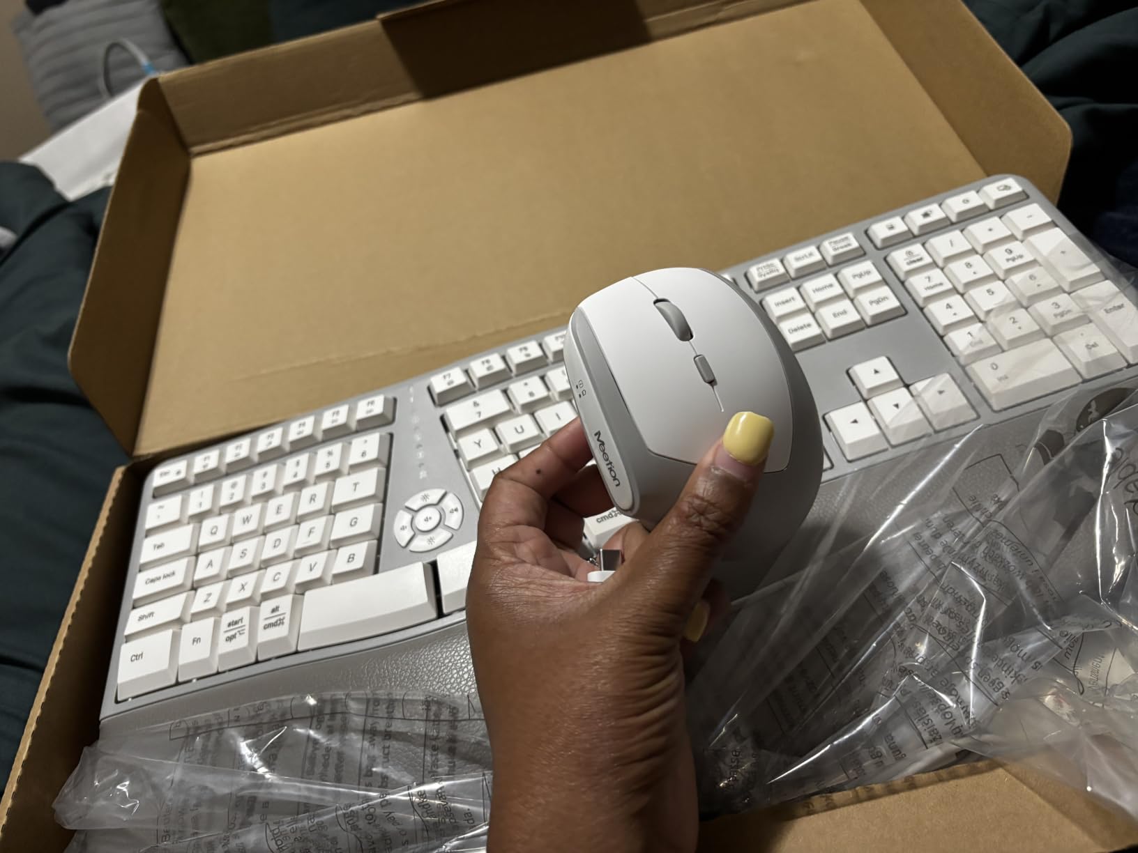 MEETION Ergonomic Keyboard and Mouse Combo, Split Design, Vertical Mouse customer photo 1