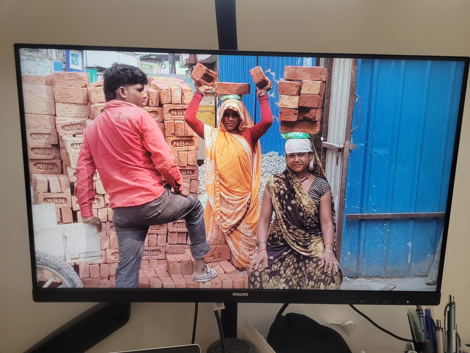 Philips 24 Inch Computer Monitor FHD 100Hz VA VESA Flicker-Free, 241V8LB customer photo 1