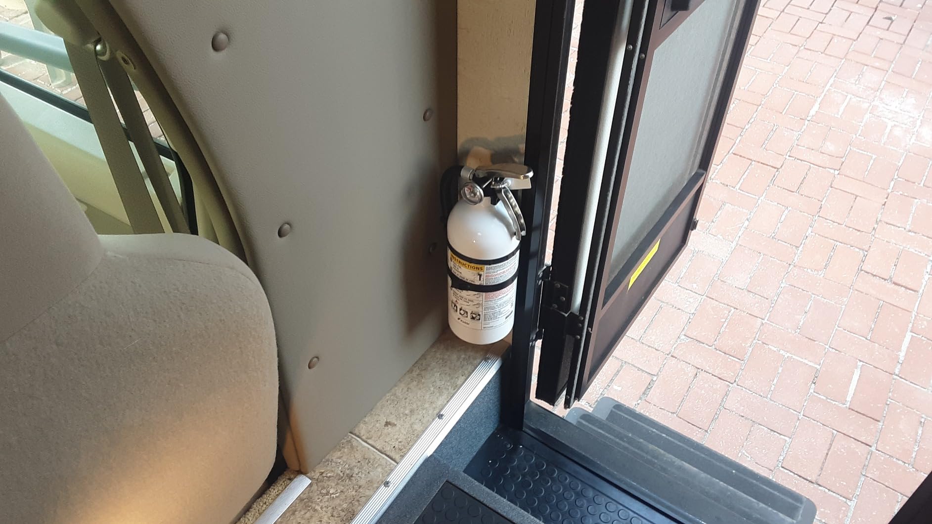 Kidde Mariner 210 Fire Extinguisher for Boats, 2-A:10-B:C, MAR210 | Coast Guard Approved Watercraft Extinguisher for Small to Medium Common Marine Fires, 2.5 lb. Dry Chemical customer photo 2