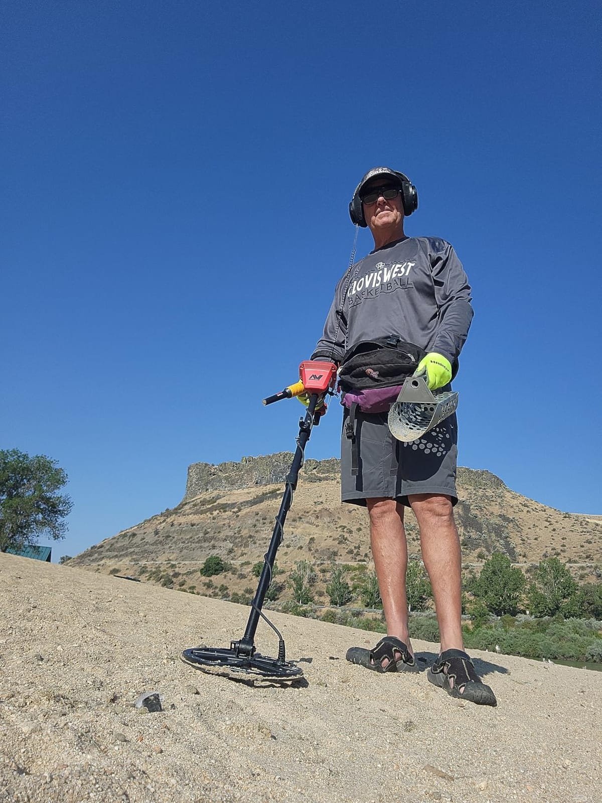 Minelab PRO-FIND 40 Waterproof Pinpointer Metal Detector for Experts with Tone ID & Adjustable Sensitivity (Built-in Flashlight, Holster & Lanyard Included) customer photo 1