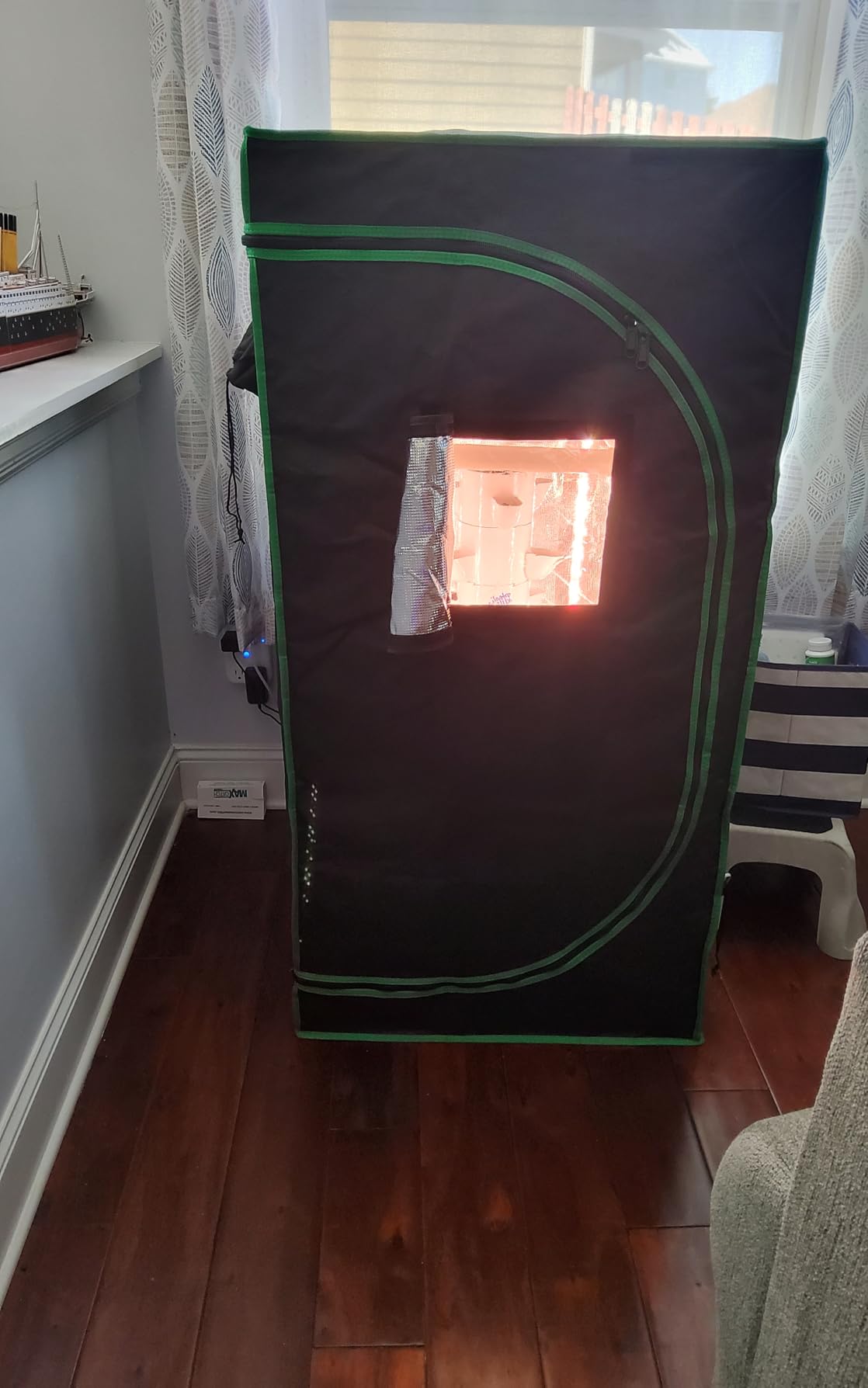 Small Grow Tent for Aerogarden,24”x16”x24” ,Hydroponics Growing System ,Highly Reflective 600D Diamond Mylar Canvas with Ventilation window and Floor Tray for Hydroponic Indoor Plant Growing customer photo 1