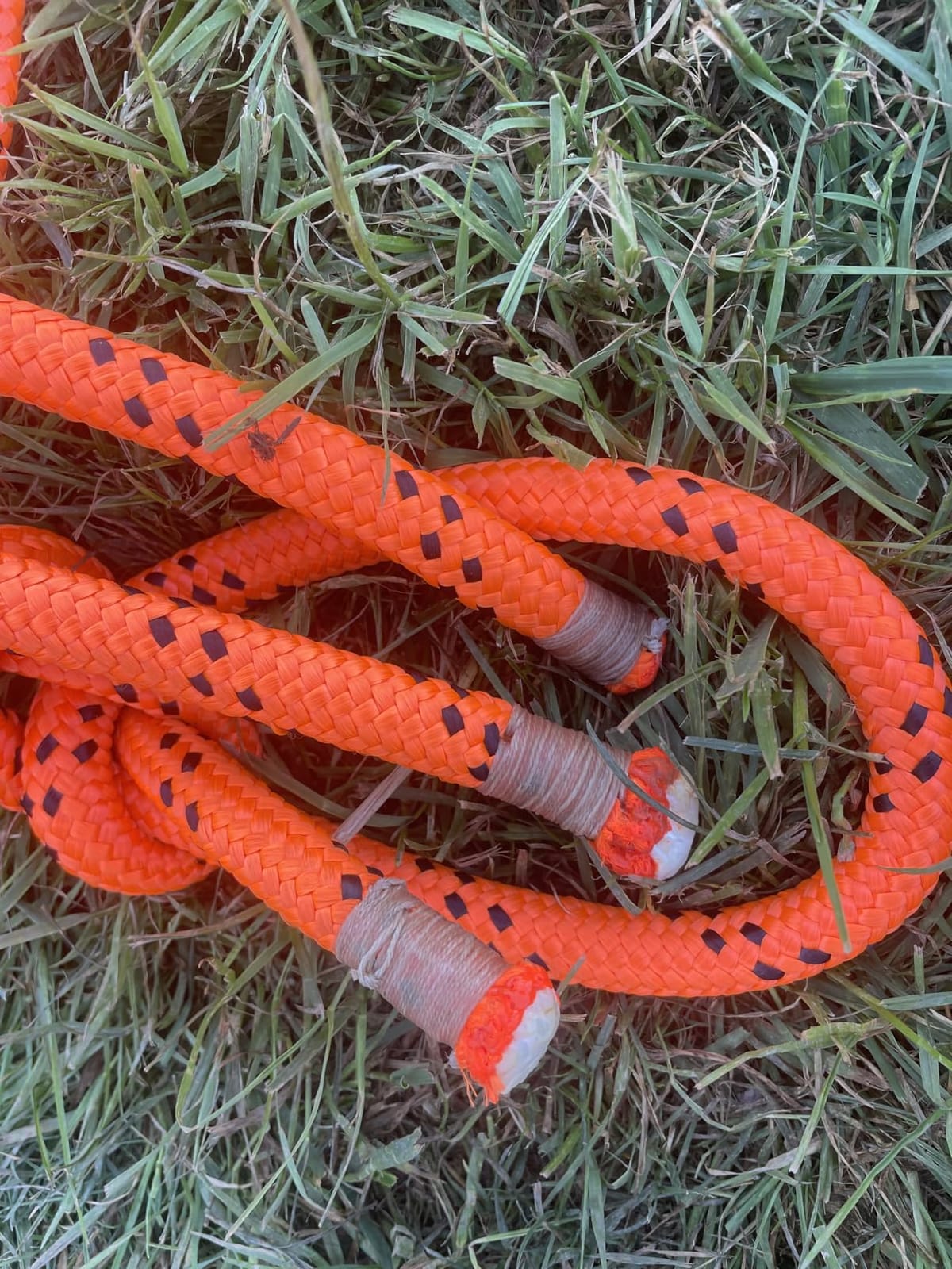 VEVOR Double Braided Polyester Rope, 1/2 in x 120 ft, 48 Strands, 8000 LBS Breaking Strength Outdoor Climbing Rope, Arborist Rigging Rope for Rock Hiking Camping Swing Rappelling Rescue, Orange/Black customer photo 2