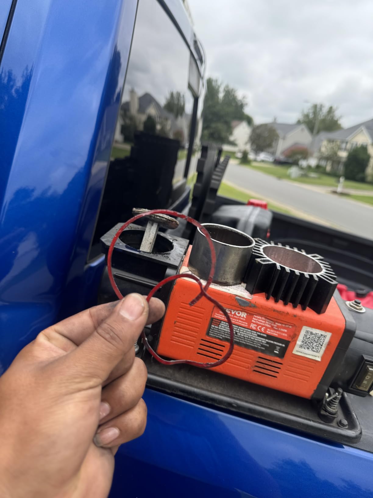VEVOR 12V Heavy Duty Air Compressor with 6L Tank Kit, 6.35 CFM Portable Tire Inflator, 150PSI Offroad Air Compressor with Digital Pressure Gauge Tire Inflator for Trucks Car SUV 4 x 4 Vehicle RV customer photo 2