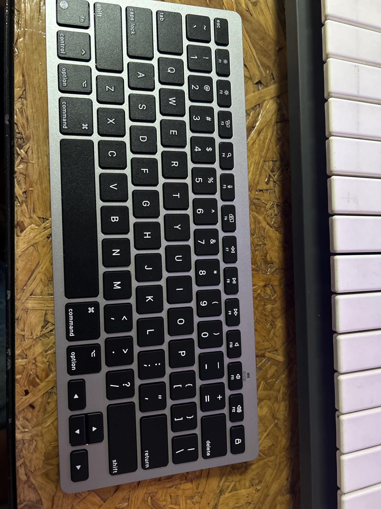 OMOTON Ultra-Slim Wireless Keyboard for Mac (MacOS 10.10+), Compact Size customer photo 2