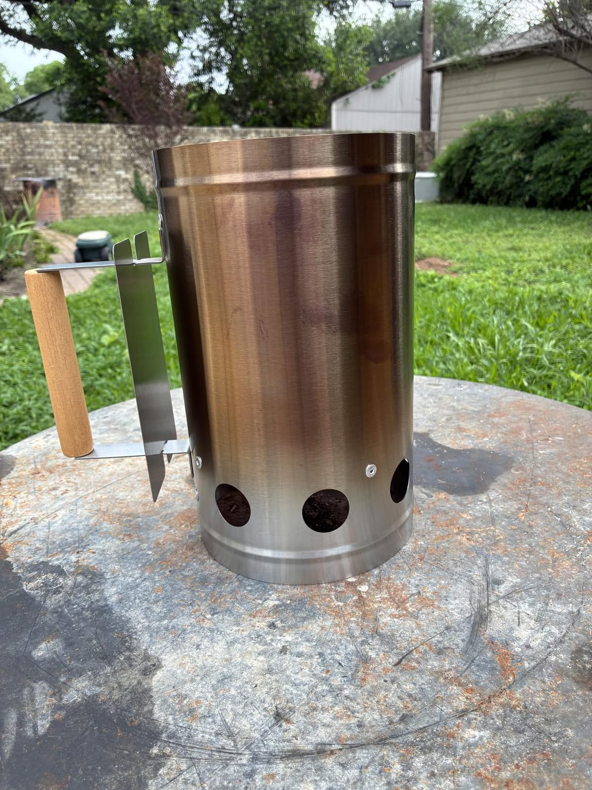 Amazon Basics Charcoal Chimney Starter for Grills and Barbecues, Galvanized Steel, 6.6 Pound Capacity, Heat-Concentrating Design, Silver, 1-Pack customer photo 2