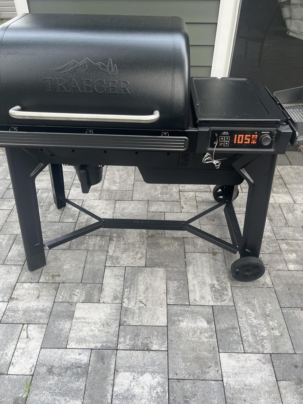 Traeger Woodridge Wood Pellet Grill & Smoker, 860 Sq In, WiFi customer photo 1