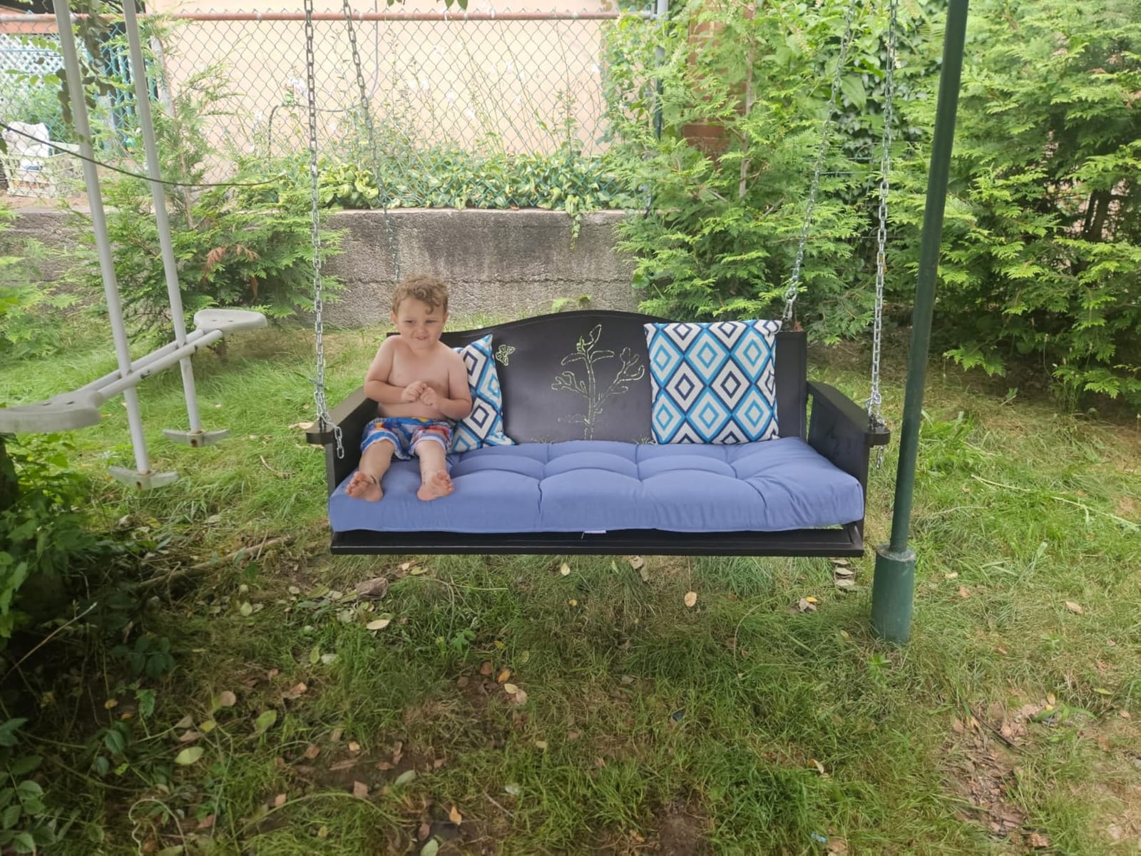 3-Seat Metal Porch Swing 900 LBS Heavy Duty Hanging Bench with Upgraded Tray & Cushions Rust-Resistant Finish Swing Chair with 8.9FT Chains for Patio Lawn Garden customer photo 1