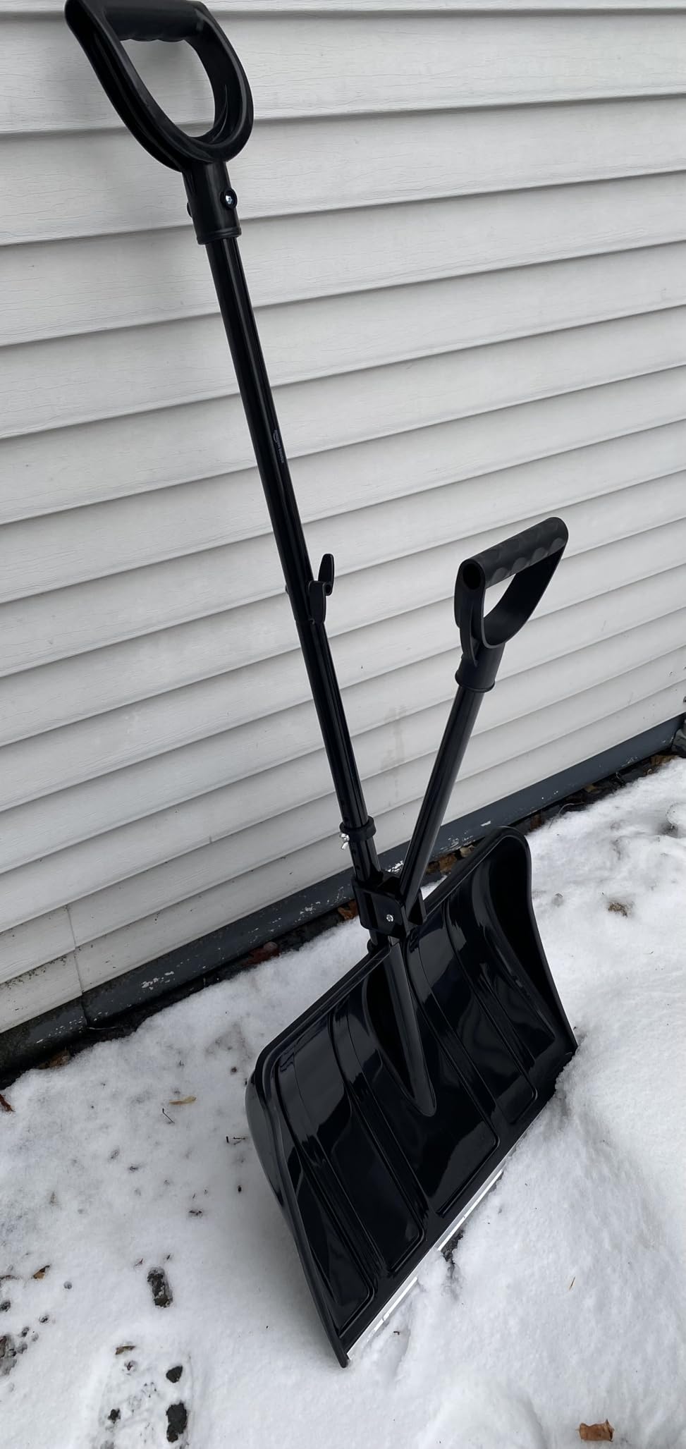 Amazon Basics Snow Shovel, 50 inch, Ergonomic Dual-Handle Design, Heavy-Duty with Polymer Head, 1-Pack customer photo 2