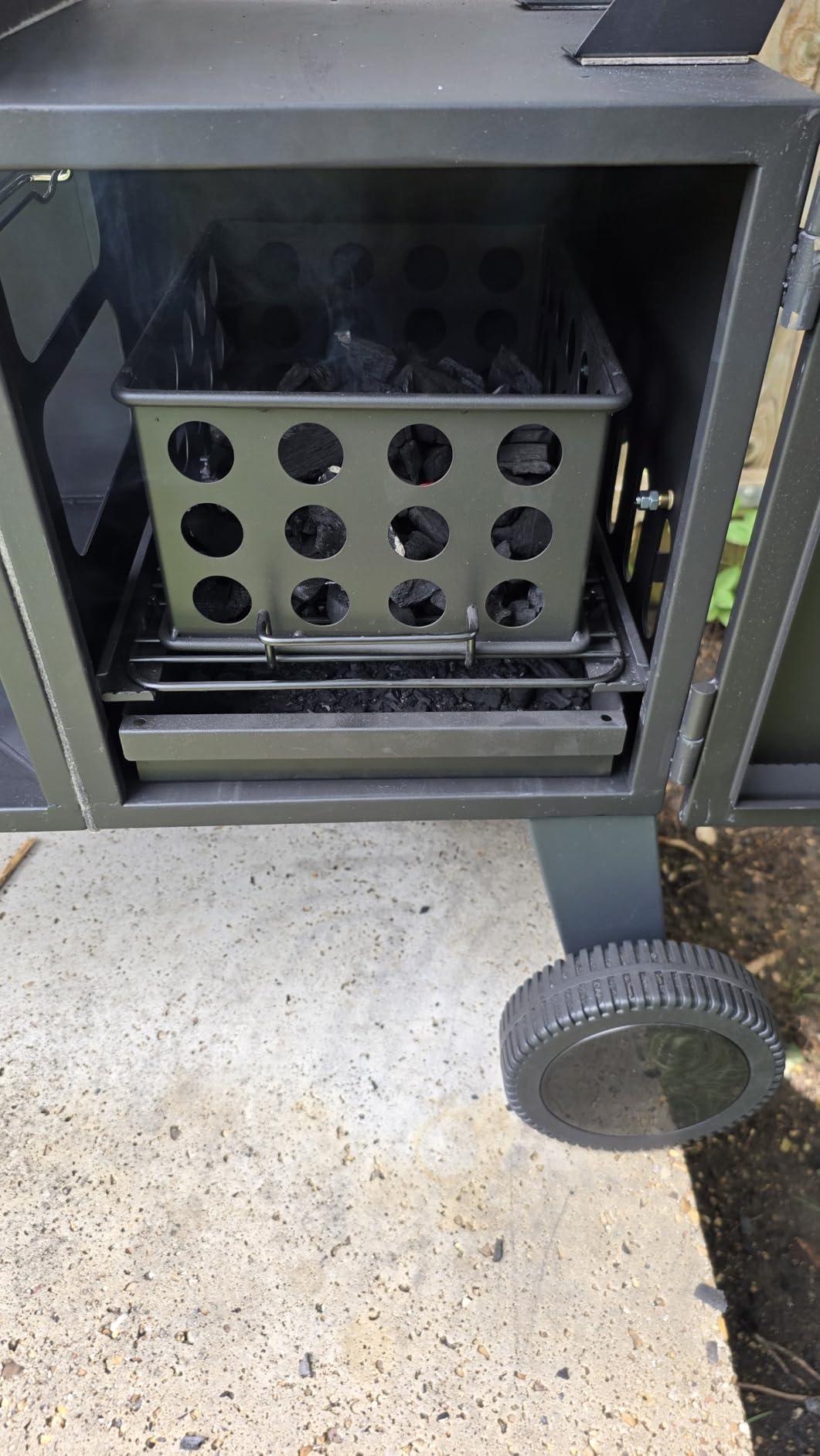 VEVOR Charcoal Offset Smoker, Heavy-Duty Steel BBQ Offset Smoker with Side Firebox, Movable Outdoor Barbecue Smokers with 6 Adjustable Grates, Thermometer & Air Vents for Backyard Patio Party Cooking customer photo 1