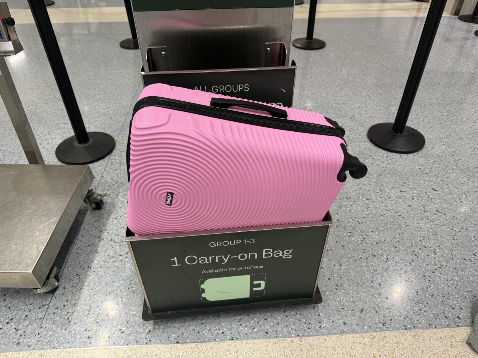 DUKAP INCEPTION Lightweight Hardside Spinner Luggage with Ergonomic Handles, Travel Suitcase with Four Spinner Wheels and Studs, 28-Inch Large Checked Luggage | Black customer photo 2