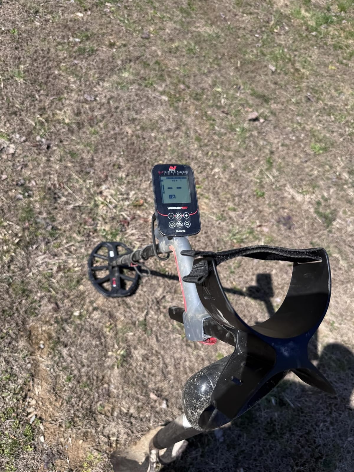 MINELAB Vanquish 560 Fully-Automatic Lightweight Waterproof Metal Detector with Multi-IQ Technology, Includes V12X 12