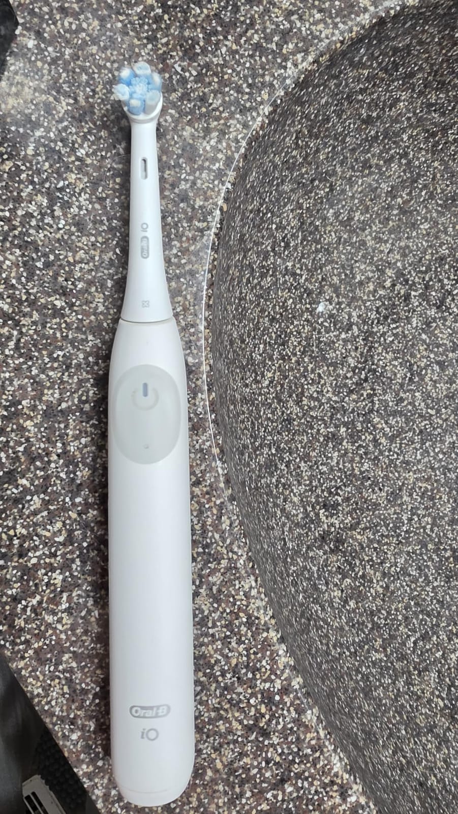 Oral-B Pro 1000 CrossAction Electric Toothbrush, Black and White, 2 Count customer photo 1