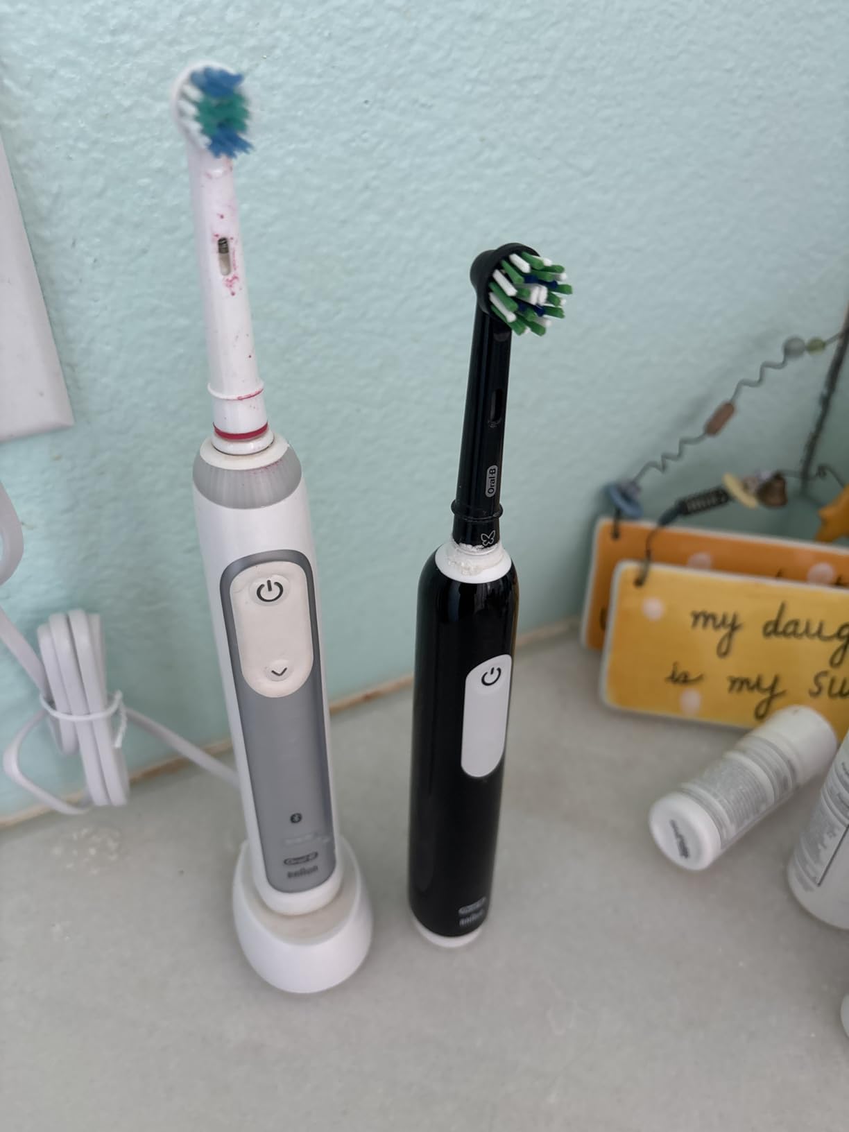Oral-B Pro 1000 CrossAction Electric Toothbrush, Black and White, 2 Count customer photo 2
