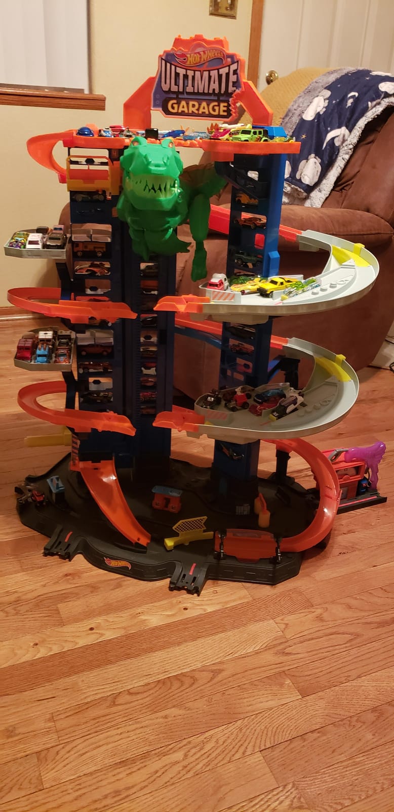 Hot Wheels Ultimate Garage Track Playset & 2 1:64 Scale Toy Cars​​​​ customer photo 2