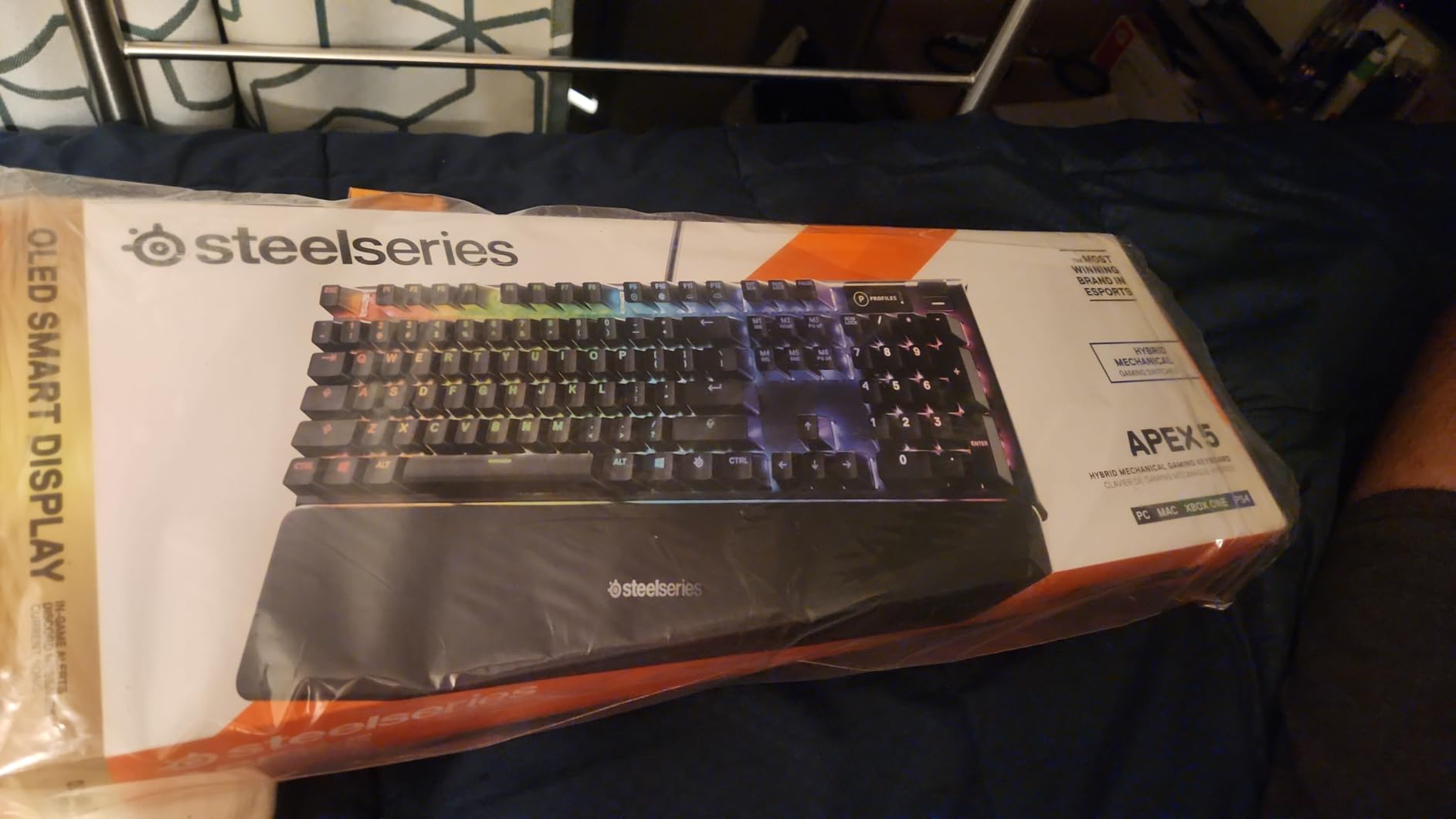 SteelSeries USB Apex 5 Hybrid Mechanical Gaming Keyboard – Per-Key RGB Illumination – Aircraft Grade Aluminum Alloy Frame – OLED Smart Display (Hybrid Blue Switch) customer photo 2