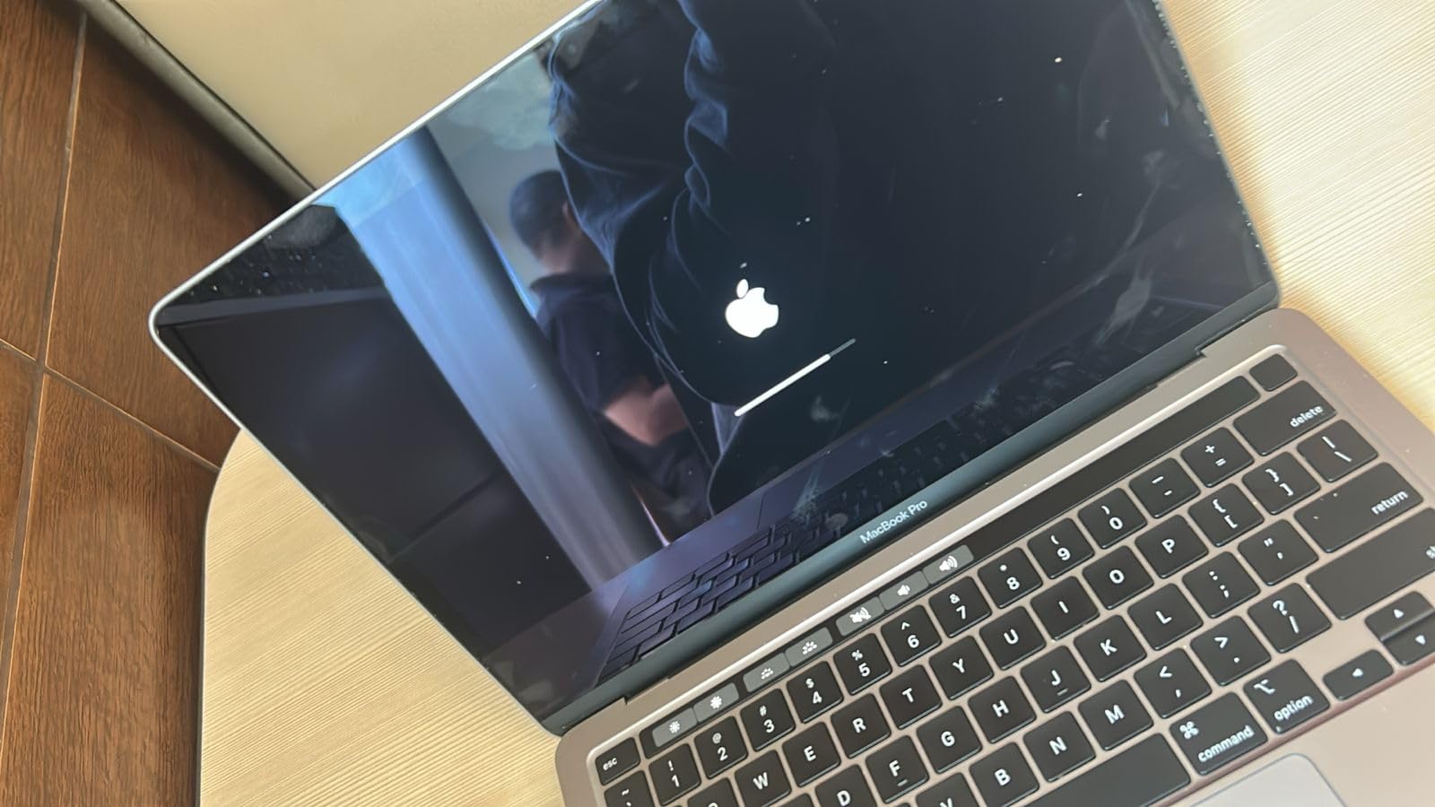 Apple 2020 MacBook Pro with 2.0GHz Intel Core i5 (13-inch, 16GB RAM, 512GB SSD Storage) - Space Gray (Renewed) customer photo 1
