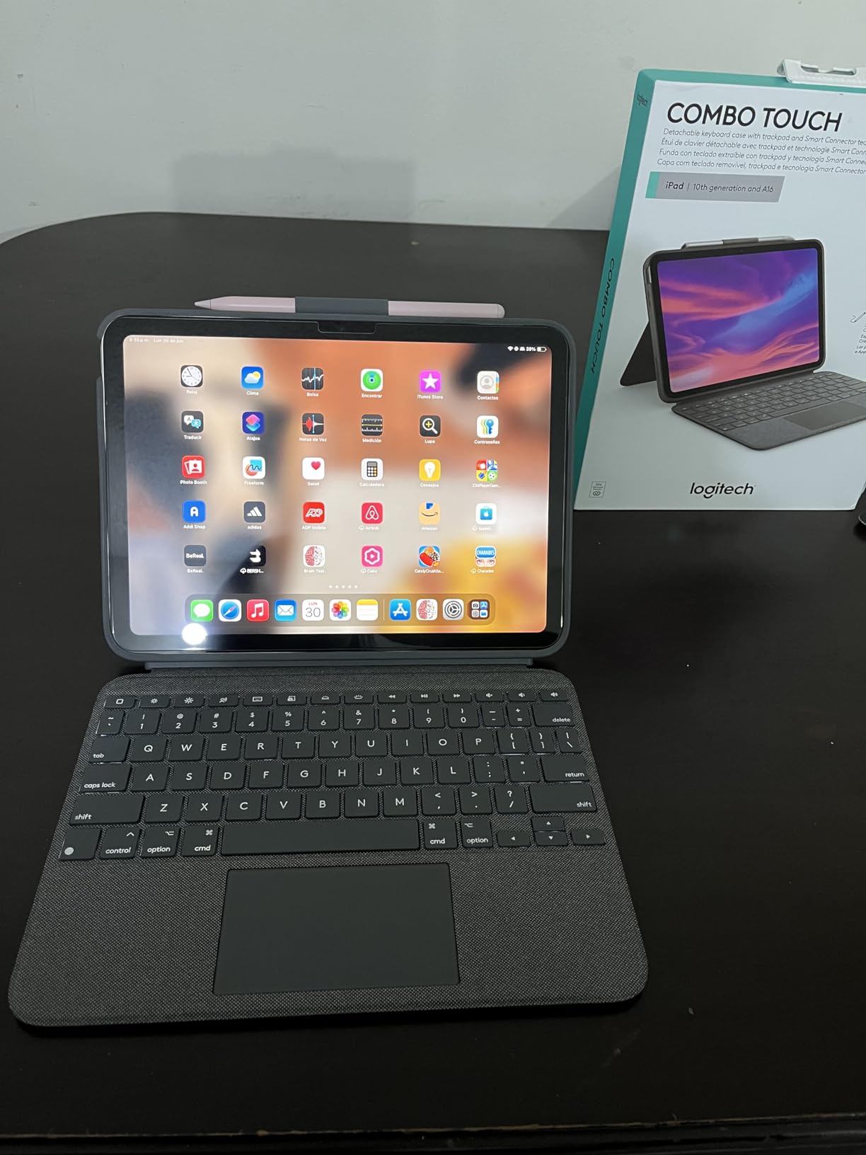 Logitech Combo Touch, Detachable iPad Keyboard Case 10th gen - Oxford Gray customer photo 1