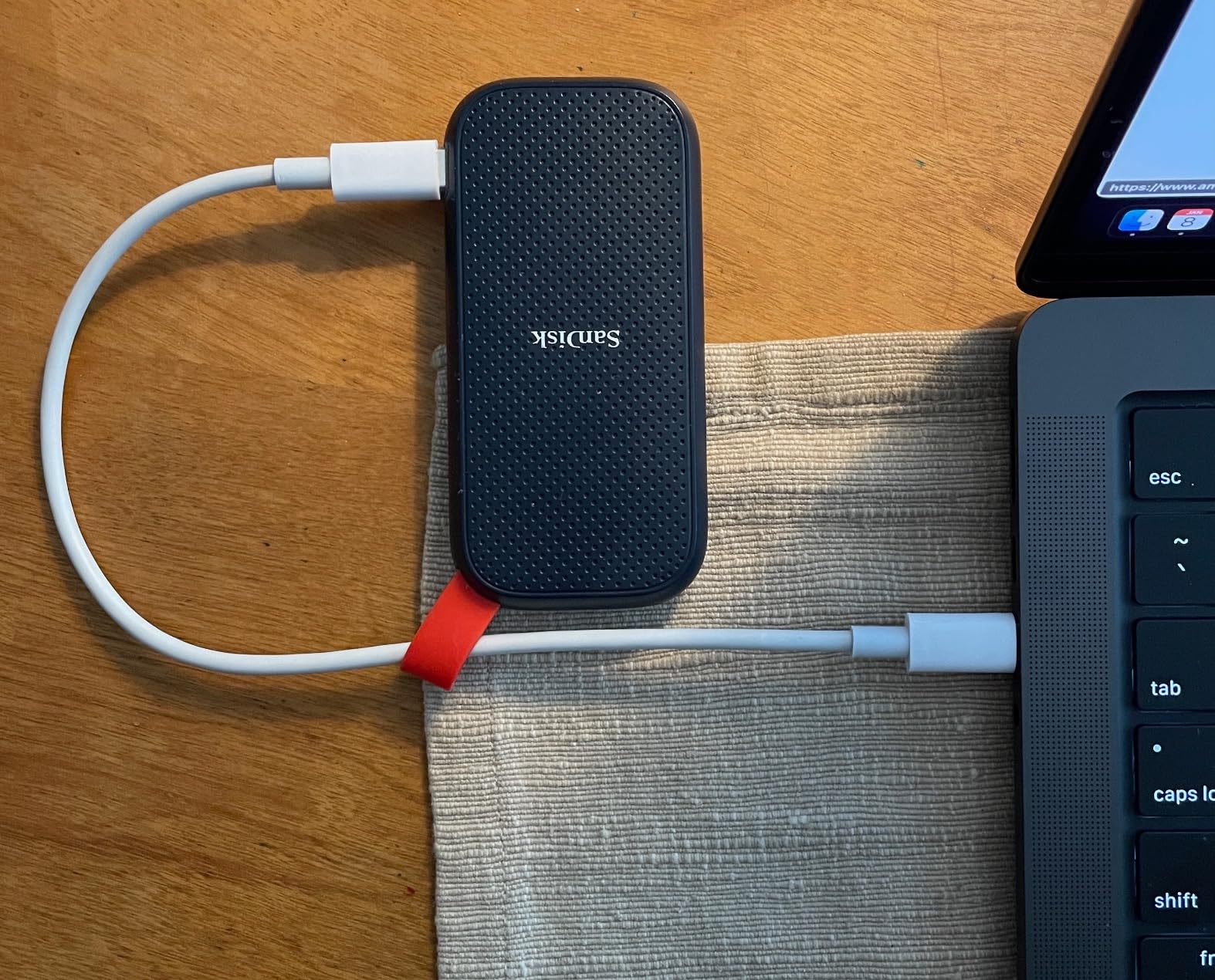 Sandisk 1TB Portable SSD, Up to 800MB/s Read Speeds, Black (Old Model) customer photo 1