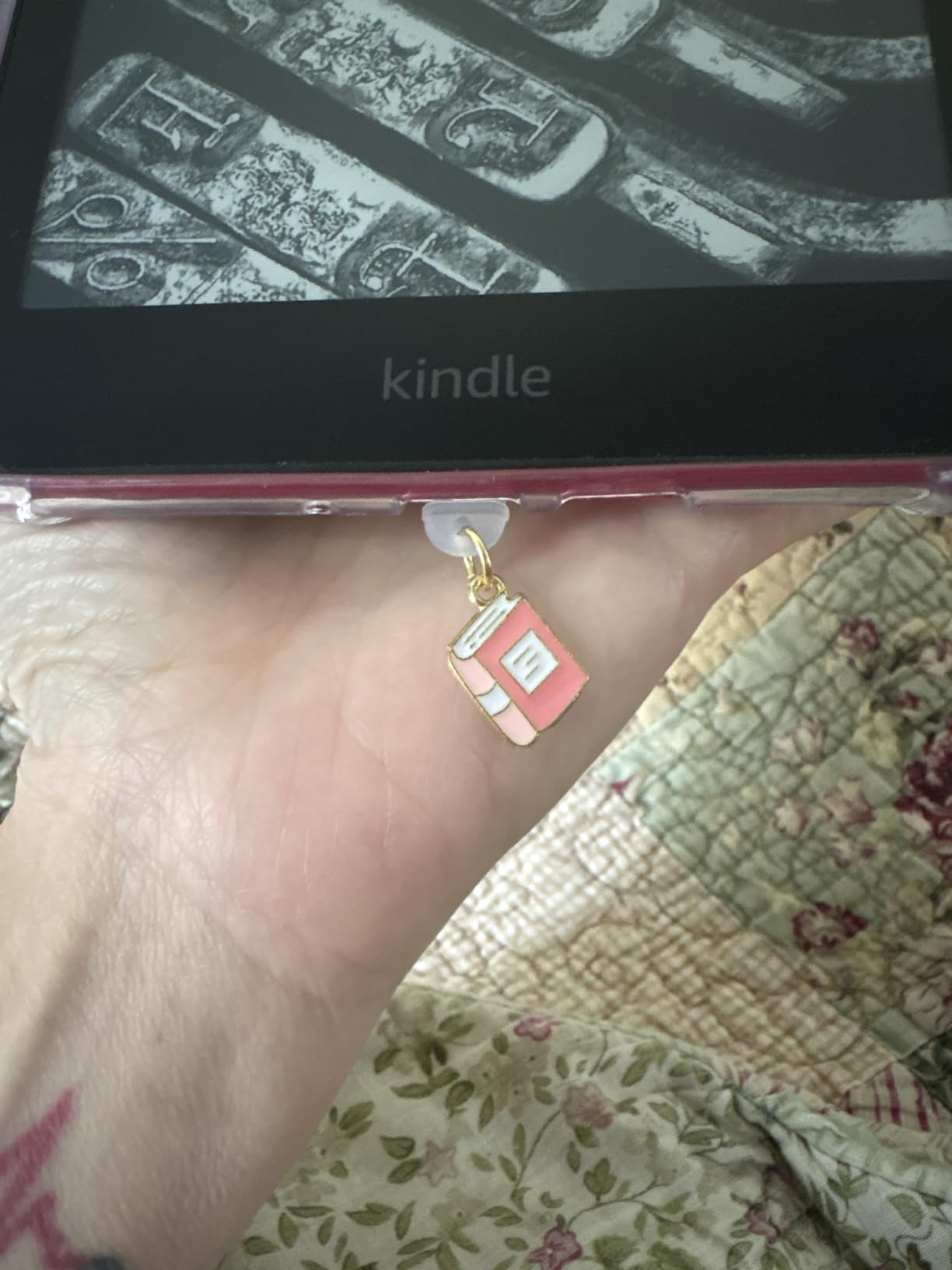 Amazon Kindle Paperwhite Signature Edition 32GB – 20% faster with auto-adjusting front light, wireless charging, and weeks of battery life – Metallic Black + 3 Months Free Kindle Unlimited (with auto-renewal) customer photo 2