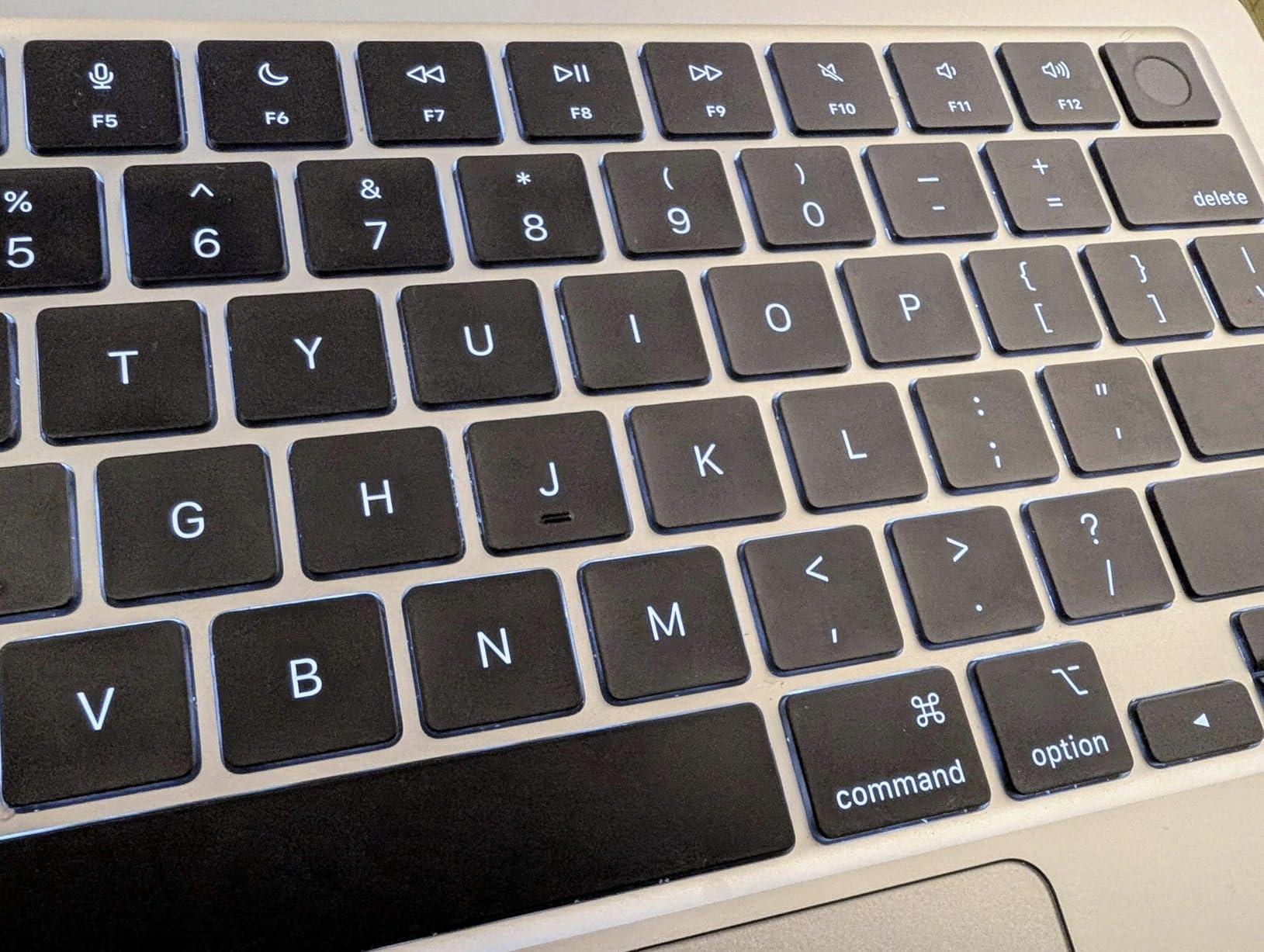 Apple 2025 MacBook Air 13-inch Laptop with M4 chip: Built for Apple Intelligence, 13.6-inch Liquid Retina Display, 24GB Unified Memory, 512GB SSD Storage, 12MP Center Stage Camera, Touch ID; Midnight customer photo 1