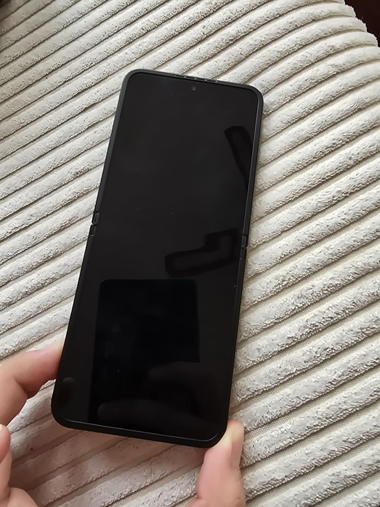 Samsung Galaxy Zflip7 FE Cell Phone (2025), 256GB AI Smartphone, JetBlack customer photo 1