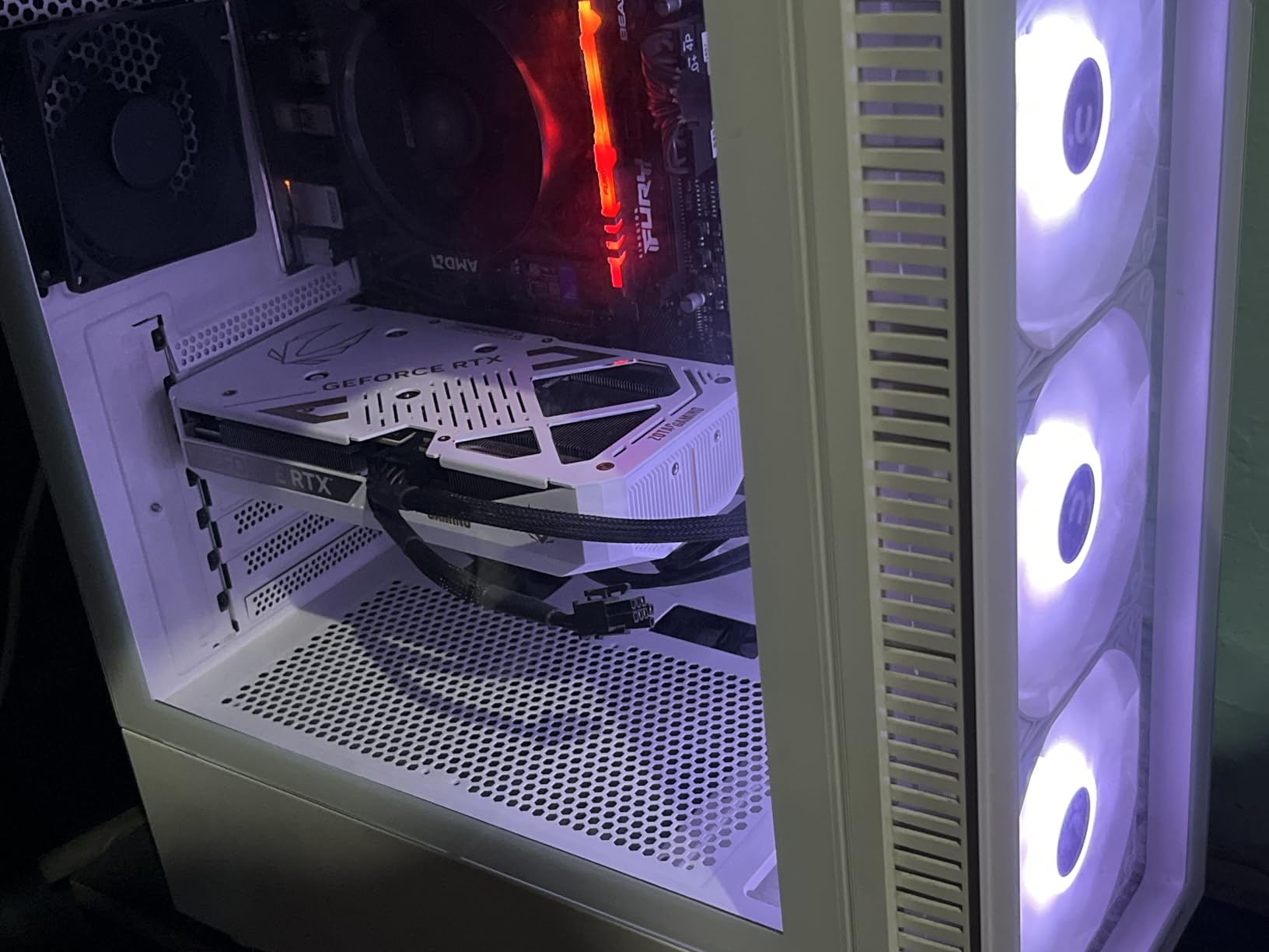 ZOTAC Gaming GeForce RTX 5060 Ti 16GB Twin Edge OC White Edition DLSS 4 16GB GDDR7 128-bit 28 Gbps PCIE 5.0 Gaming Graphics Card, IceStorm 2.0 Cooling, SFF-Ready, ZT-B50620Q-10M customer photo 1