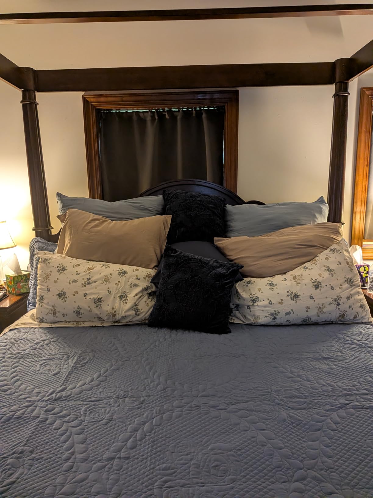 Amazon Basics Cooling Comforter, Temperature Regulating Blanket for Hot Sleepers, Summer & All Season Bedding, Lightweight, 90