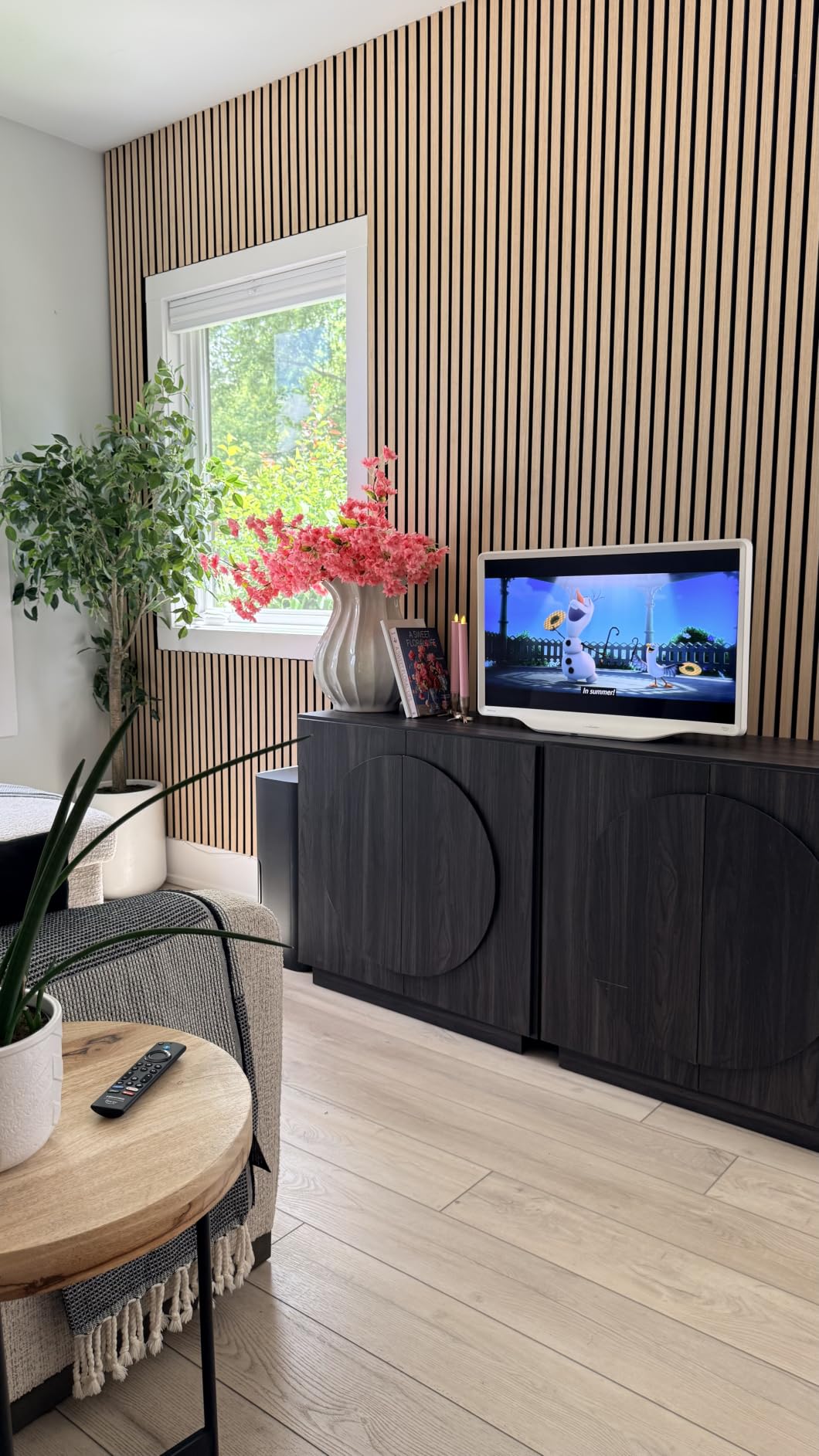 Hisense 32-Inch S5 DécoTV Series Hi-QLED FHD Smart Fire TV (32S5QF) - Versatile Fit, Hi-QLED Color, Art-Inspired Design, Fluid Central Stand, DTS Virtual: X, Stream Live TV Without Cable customer photo 1