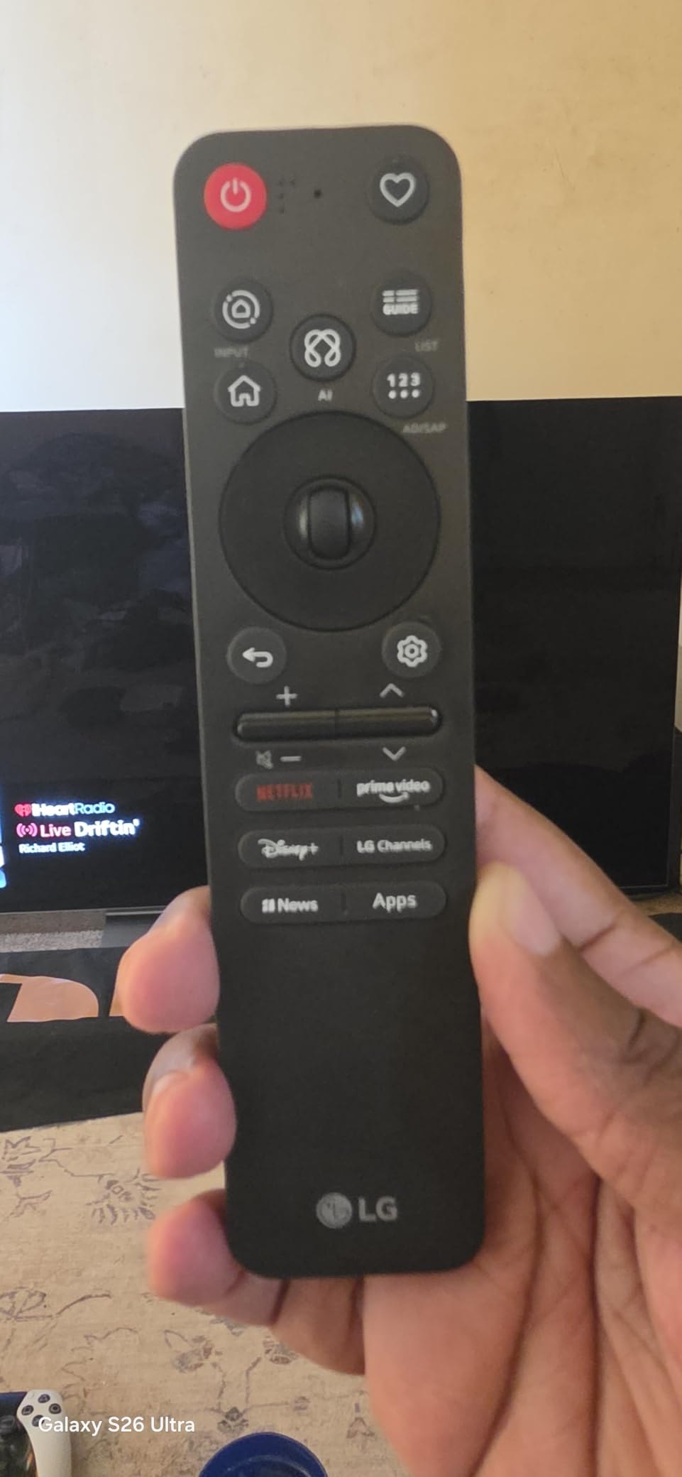 LG 77-Inch OLED evo C6 4K Smart TV, Dolby Vision & Atmos customer photo 2